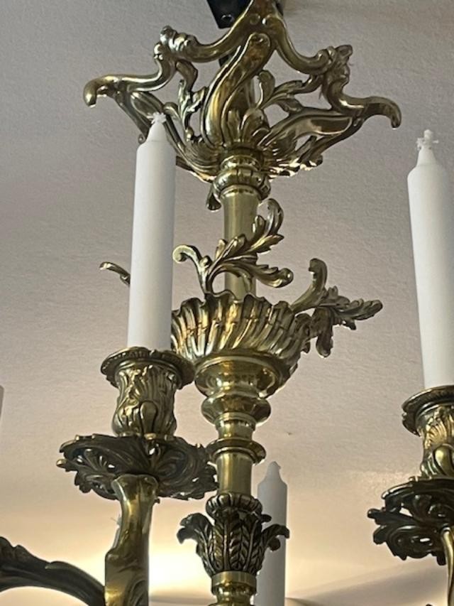Important lustre en bronze doré à 12 bras de lumière.-photo-4