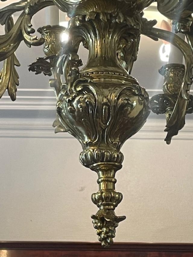 Important lustre en bronze doré à 12 bras de lumière.-photo-1