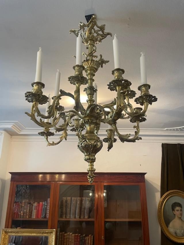 Important lustre en bronze doré à 12 bras de lumière.-photo-3