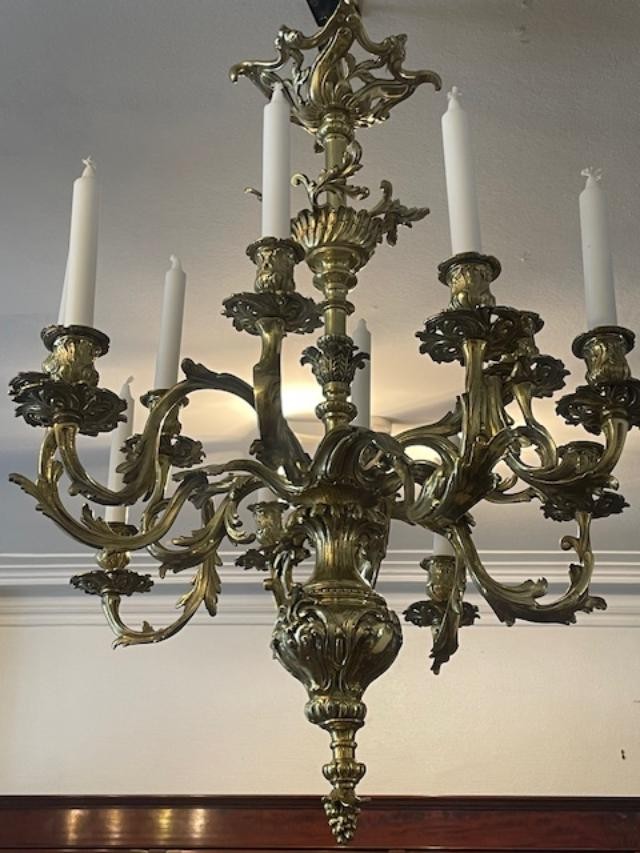 Important lustre en bronze doré à 12 bras de lumière.