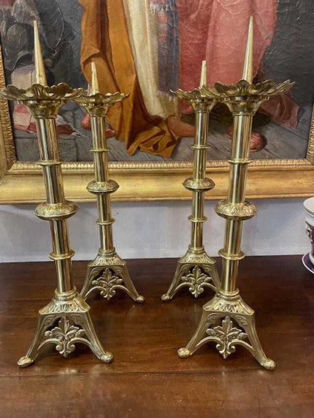 Rare suite de 4 chandeliers d'autel du 19 ème
