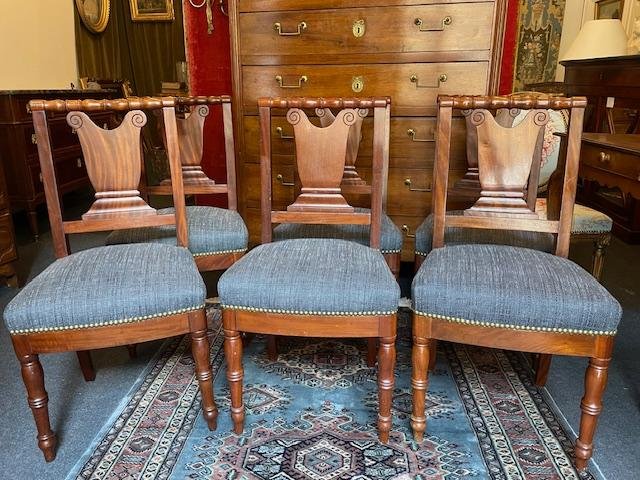 Suite de 6 chaises en acajou début 19 ème