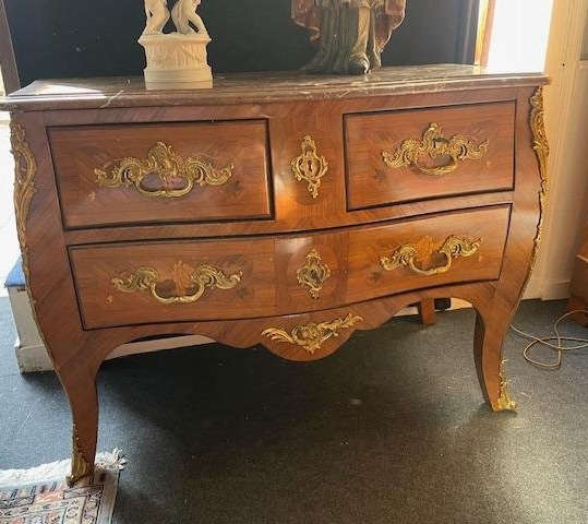 Commode 18 &egrave;me en marqueterie de fleurs d'&eacute;poque Louis XV