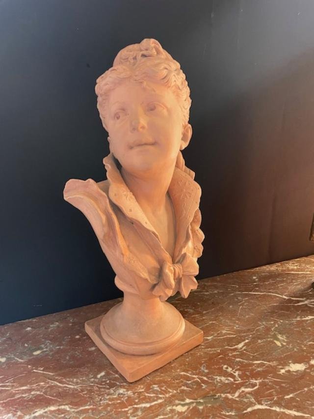 Buste de jeune fille en terre cuite