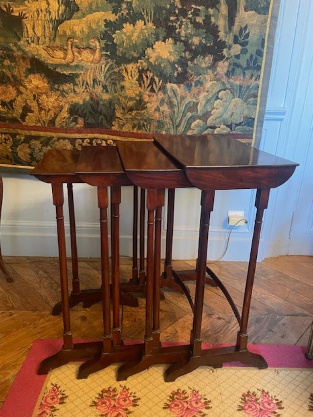 Suite de quatre tables gigognes en acajou massif-photo-2