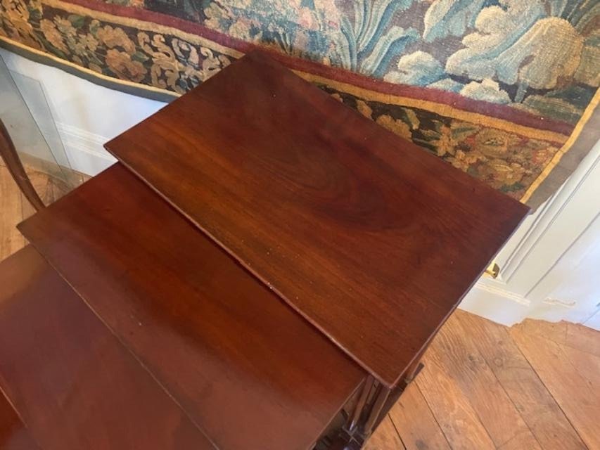 Suite de quatre tables gigognes en acajou massif-photo-1
