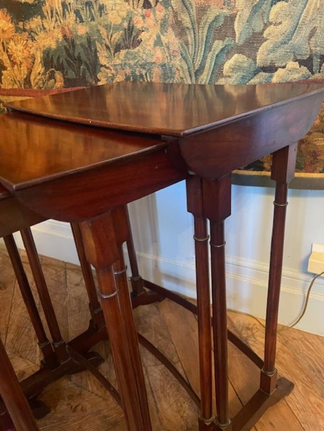 Suite de quatre tables gigognes en acajou massif-photo-2
