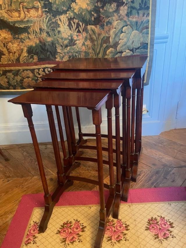 Suite de quatre tables gigognes en acajou massif