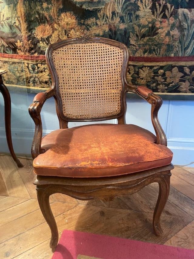 Fauteuil de bureau 18 ème canné en bois naturel d'époque Louis XV