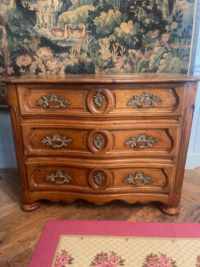 Petite commode 18 ème en noyer d'époque Régence.