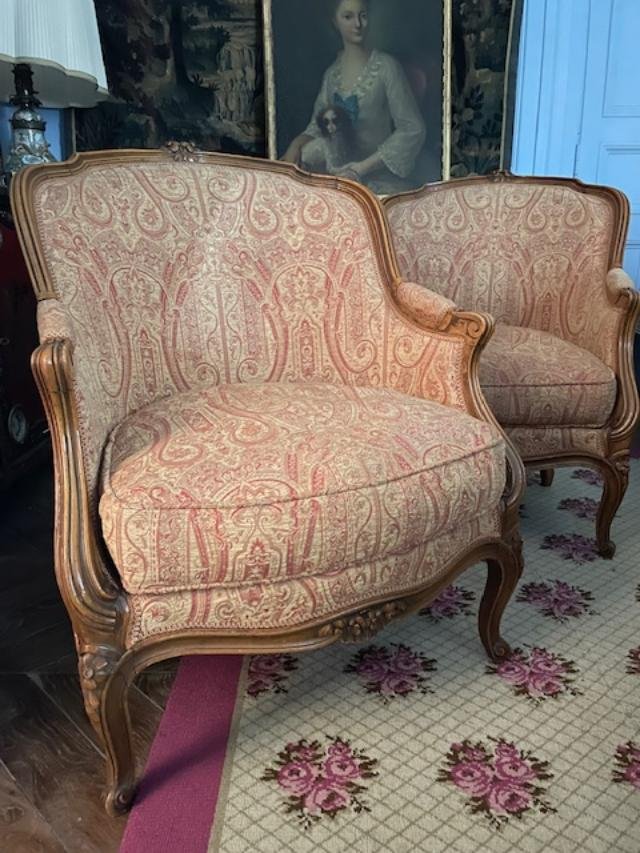 Paire de bergères confortables en bois naturel de style Louis XV