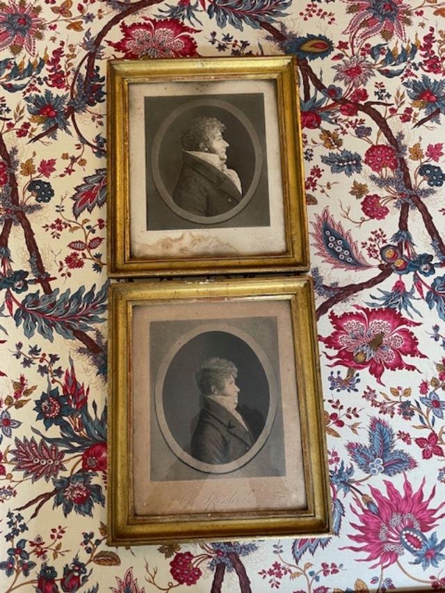 Paire de cadres avec portraits en profil