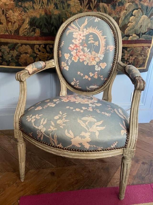 Louis XVI-style Medallion Armchair-photo-2