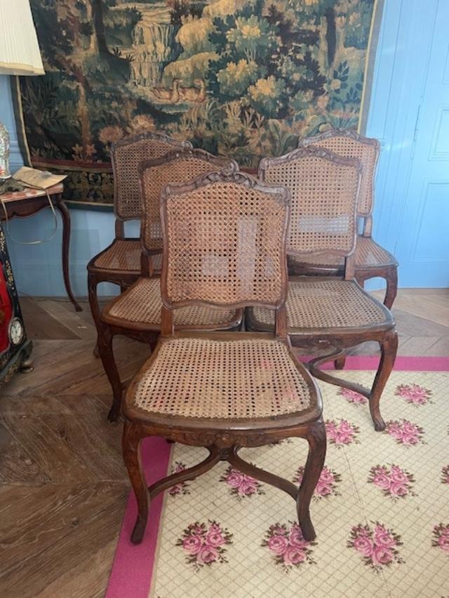 Suite de cinq chaises en bois naturel 18 ème d'époque Louis XV