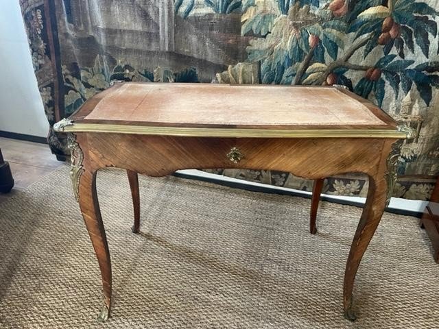 Bureau de style Louis XV en bois de placage