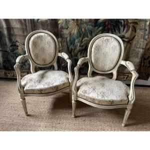 Paire de fauteuils m&eacute;daillons de style Louis XVI en bois peint