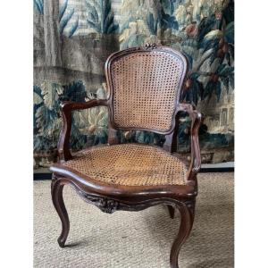 Beau fauteuil en bois naturel d'époque Louis XV