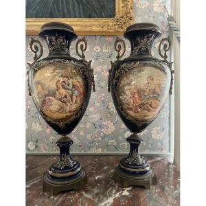 Importante paire de vases à décors dans le goût de Sèvres