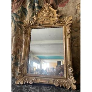 Miroir à fronton en bois sculpté et doré de style Régence