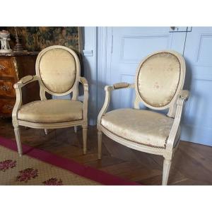 Paire de fauteuils 18 &egrave;me en m&eacute;daillons d&#039;&eacute;poque Louis XVI