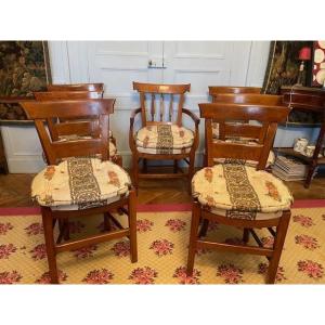 Ensemble de 6 chaises et un fauteuil formant une suite en noyer directoire.