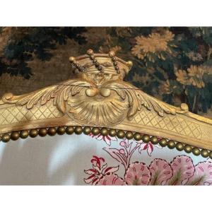 Grand pare-feu en bois sculpté et doré surmonté d'une couronne de baron