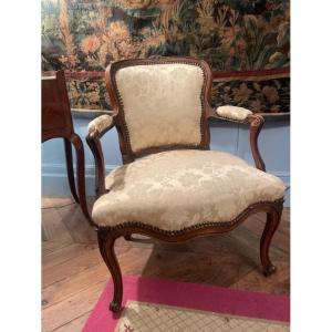 18th-century Louis XV Period Cabriolet Armchair In Natural Wood
