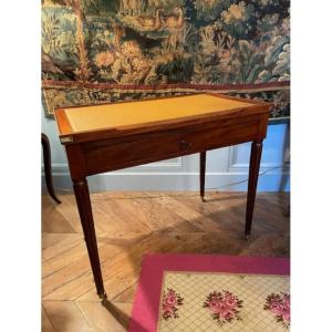 Petit bureau de salon en acajou fin de l'époque Louis XVI