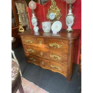 Commode 18 ème galbée en noyer d'époque Régence