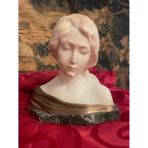 Buste de jeune femme sur une base en marbre époque 1900