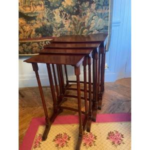 Suite de quatre tables gigognes en acajou massif