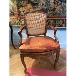 Fauteuil de bureau 18 ème canné en bois naturel d'époque Louis XV