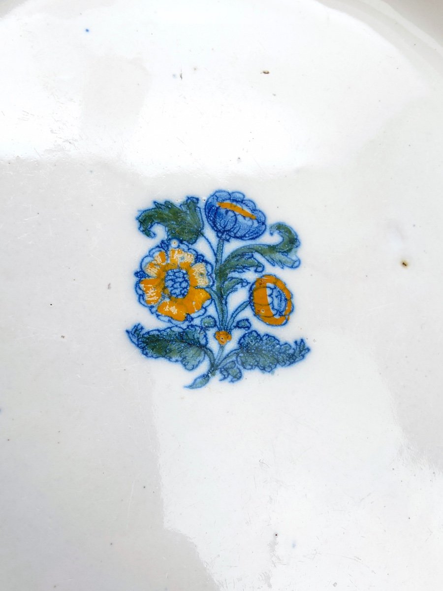 Moustiers Olérys Earthenware Round Scalloped Dish Decorated With Flowers Of Solanée 18th Century-photo-3