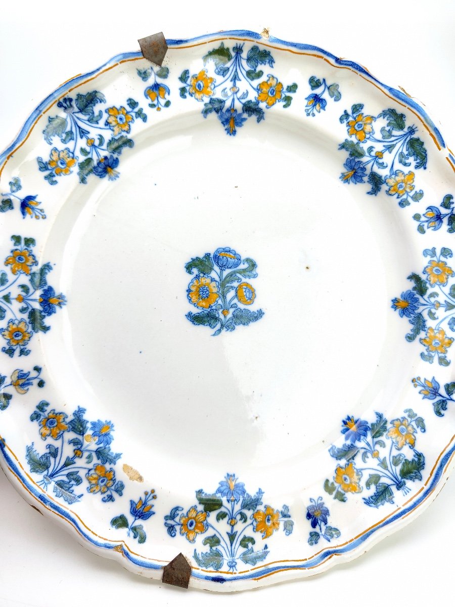 Moustiers Olérys Earthenware Round Scalloped Dish Decorated With Flowers Of Solanée 18th Century