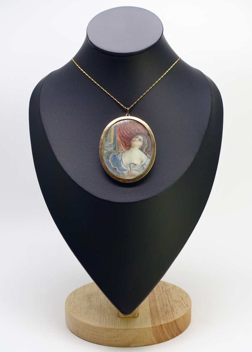 Médaillon pendentif en Or 14K orné d'une miniature à " La mort de Cléopâtre " époque XIXe
