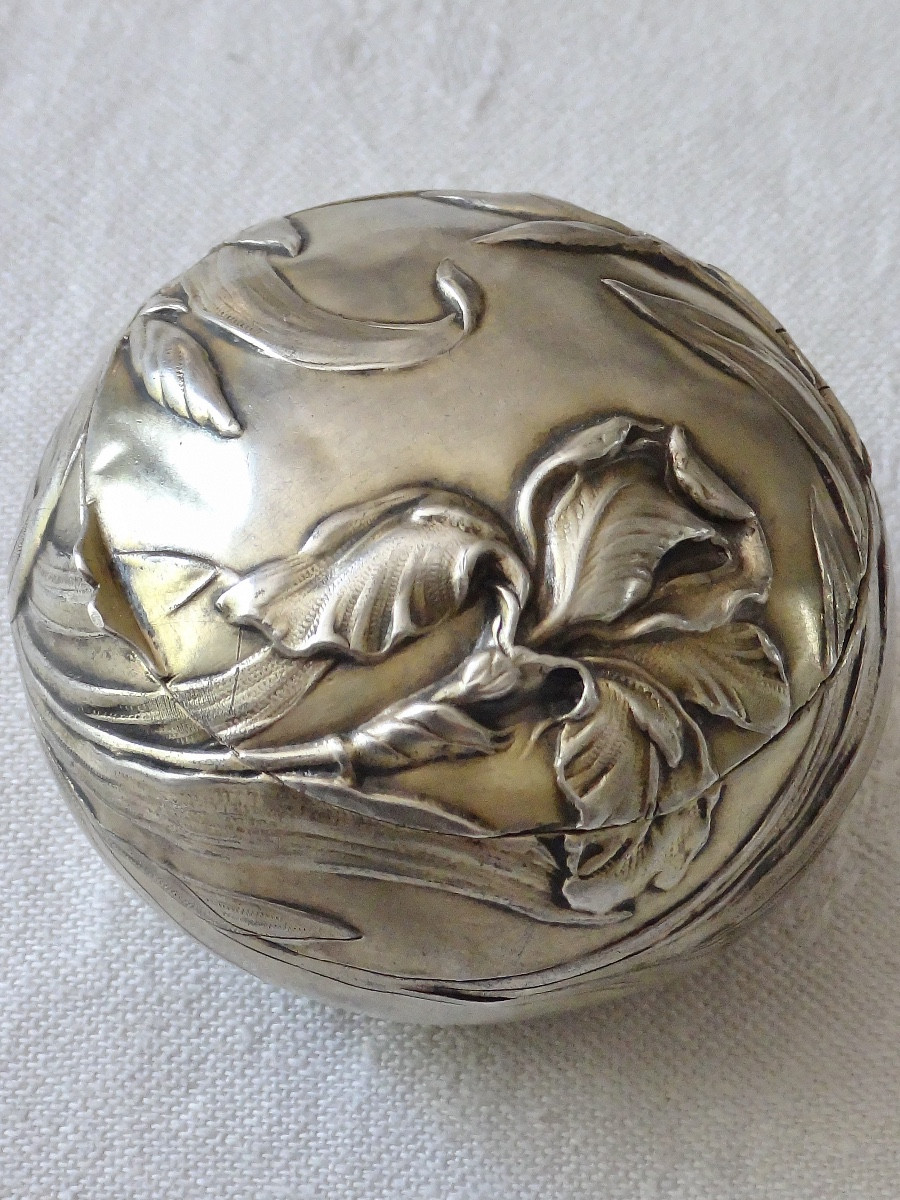 Solid Silver Round Box Decorated With An Iris From The Art Nouveau Period 1900