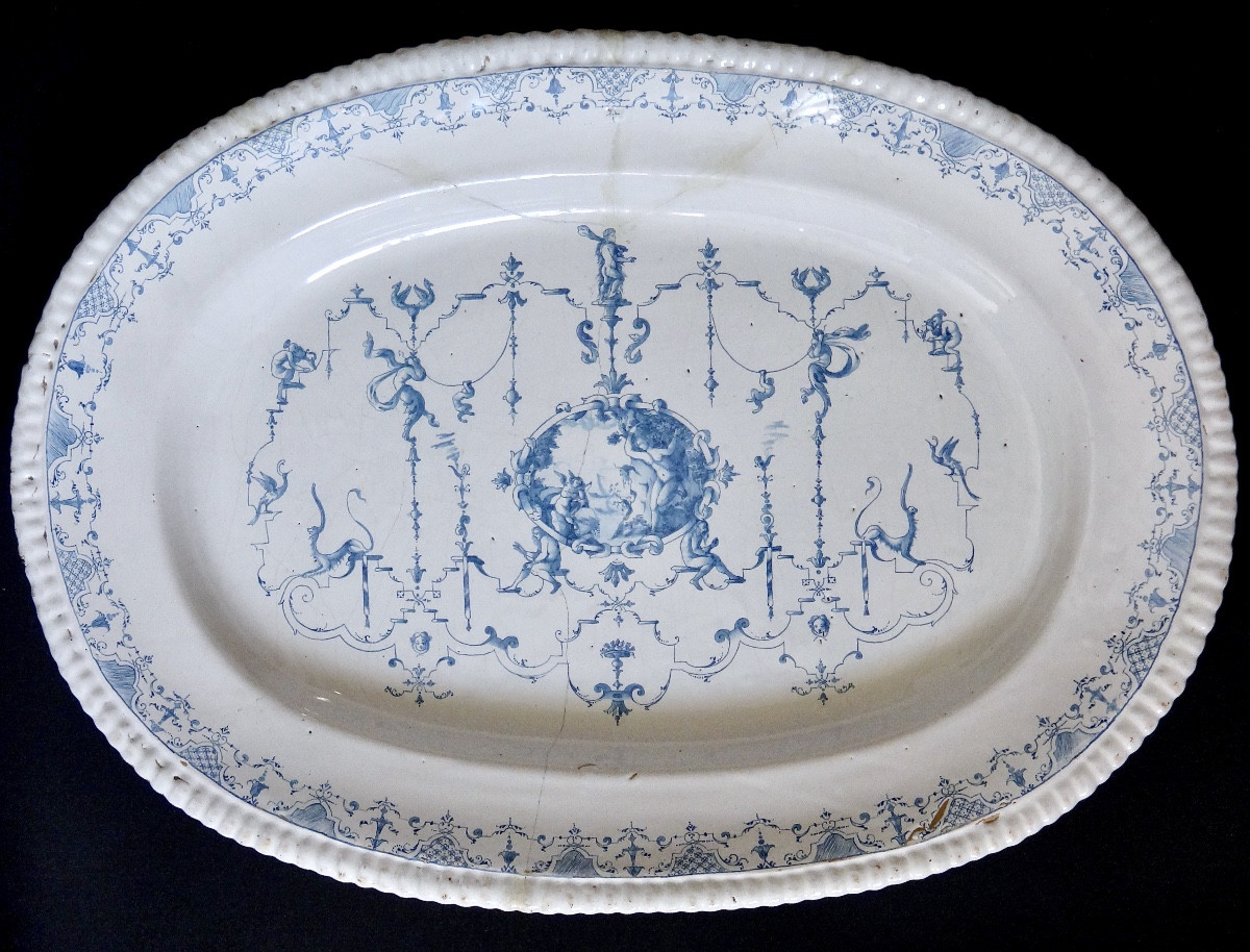 Montpellier Earthenware Large Dish Decorated In The Berain Style, 18th Century, To Be Restored 