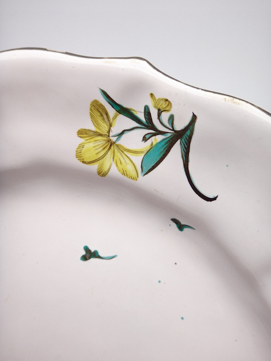 Assiette en faïence polychrome jeté de fleurs ( Marseille ) époque XVIIIe-photo-3