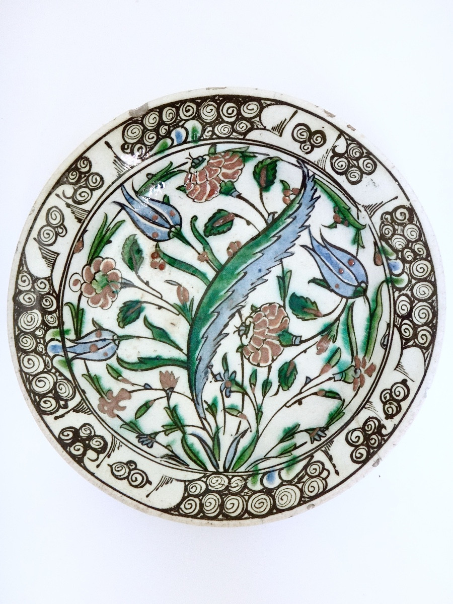 Iznik Earthenware Dish With Saz Palm - Circa 1600