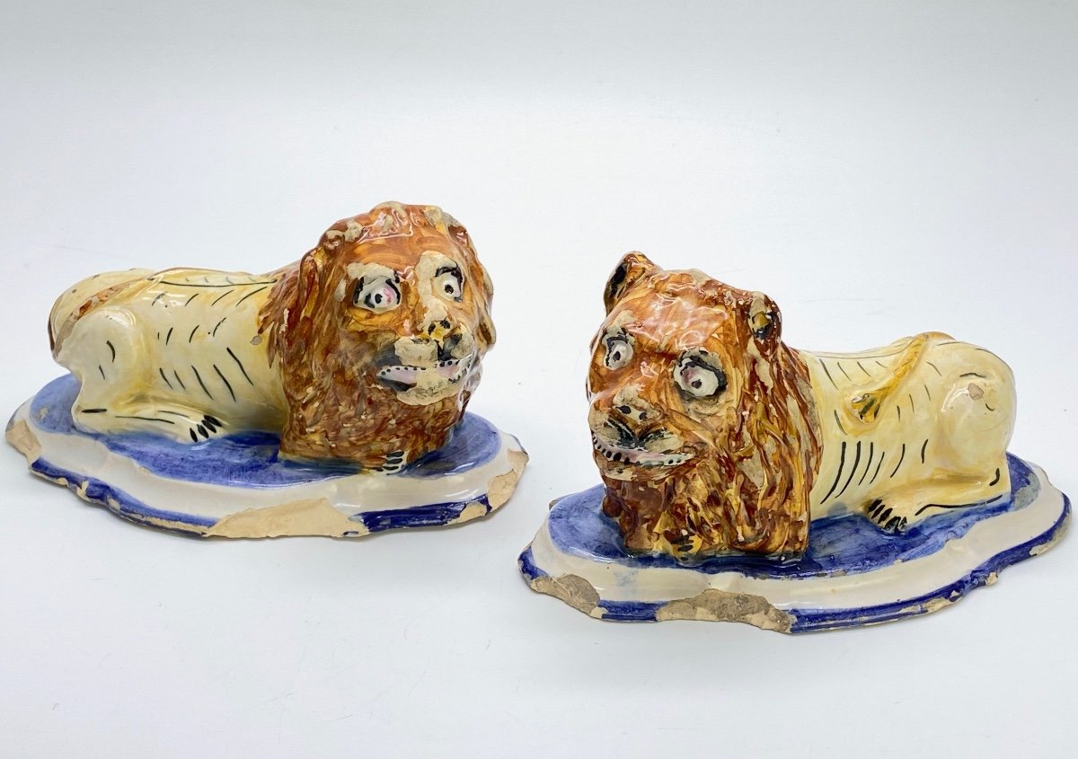 Paire de Lions en faience polychrome époque XVIIIe