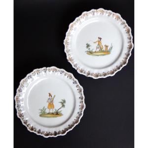 Manufacture de Lyon paire d'assiettes en Faïence polychrome époque XVIIIe