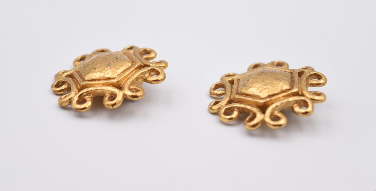 Pair Of Vintage Yves Saint Laurent Clip-on Earrings In Gold Metal-photo-2