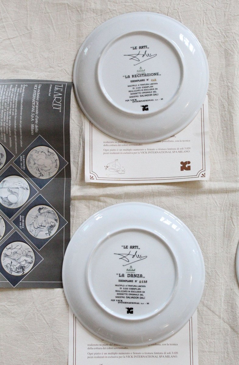 Série De 6 Assiettes " Les Arts " D Après Salvator Dali Vick International 1978-photo-3