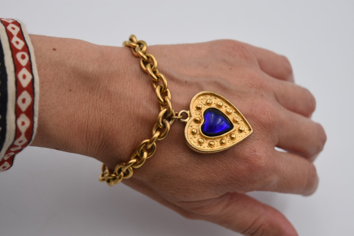 Vintage Yves Saint Laurent Blue Heart Bracelet In Gold Metal-photo-1