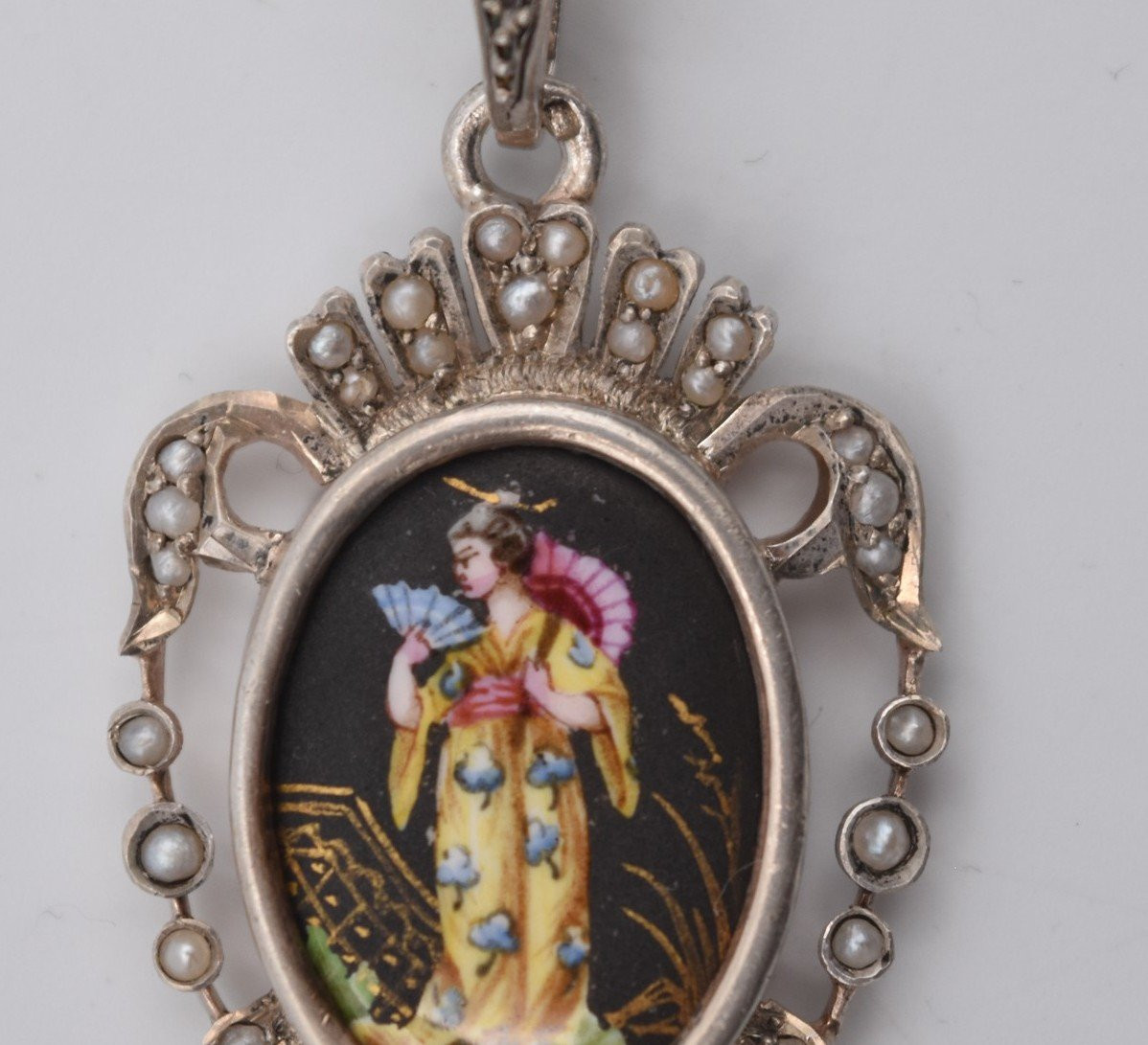 Ancien pendentif argent perles et porcelaine décor japonisant de geisha-photo-2