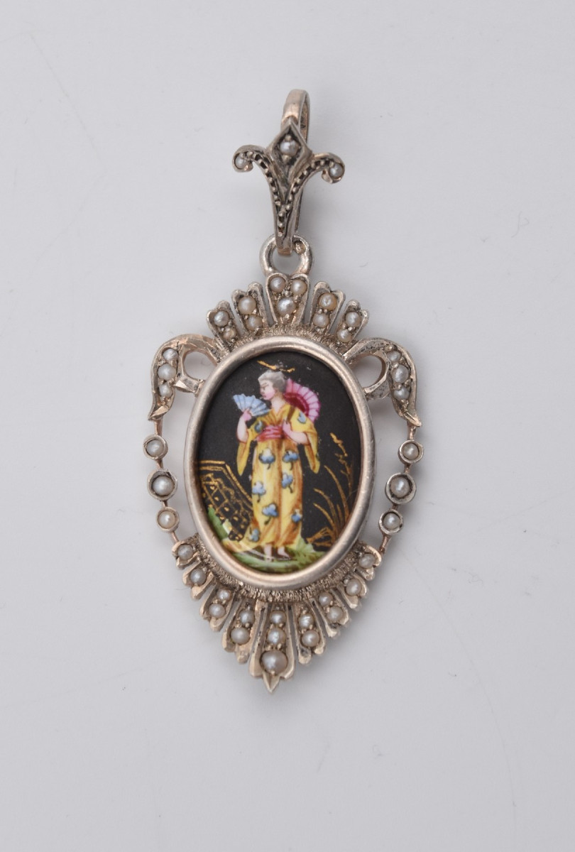 Ancien pendentif argent perles et porcelaine décor japonisant de geisha