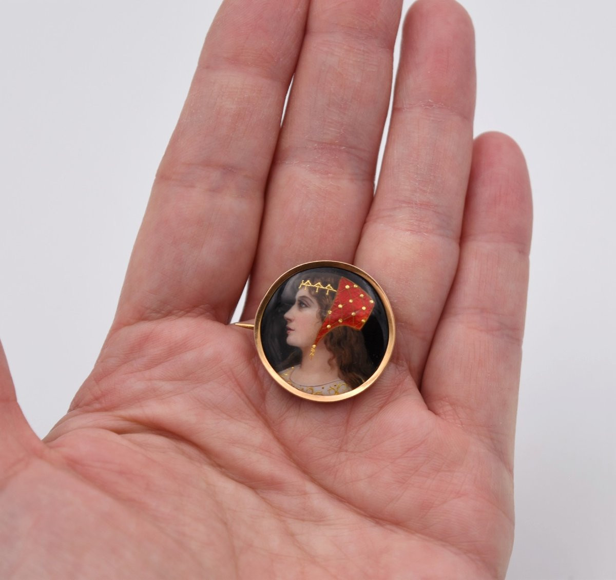 Broche vintage en or 9 carats & émaux de Limoges portrait de style Néogothique-photo-3