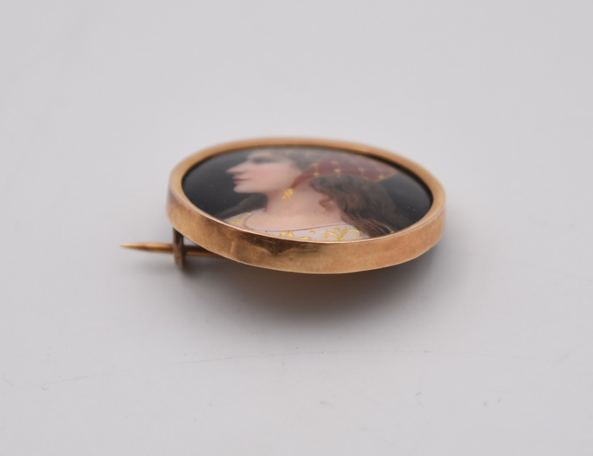 Broche vintage en or 9 carats & émaux de Limoges portrait de style Néogothique-photo-4
