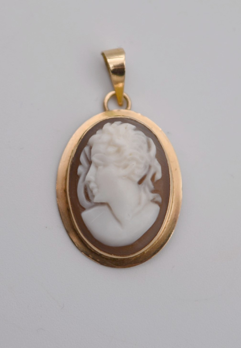 Pendentif vintage or 14 carats et camée de profil d'homme à l'antique