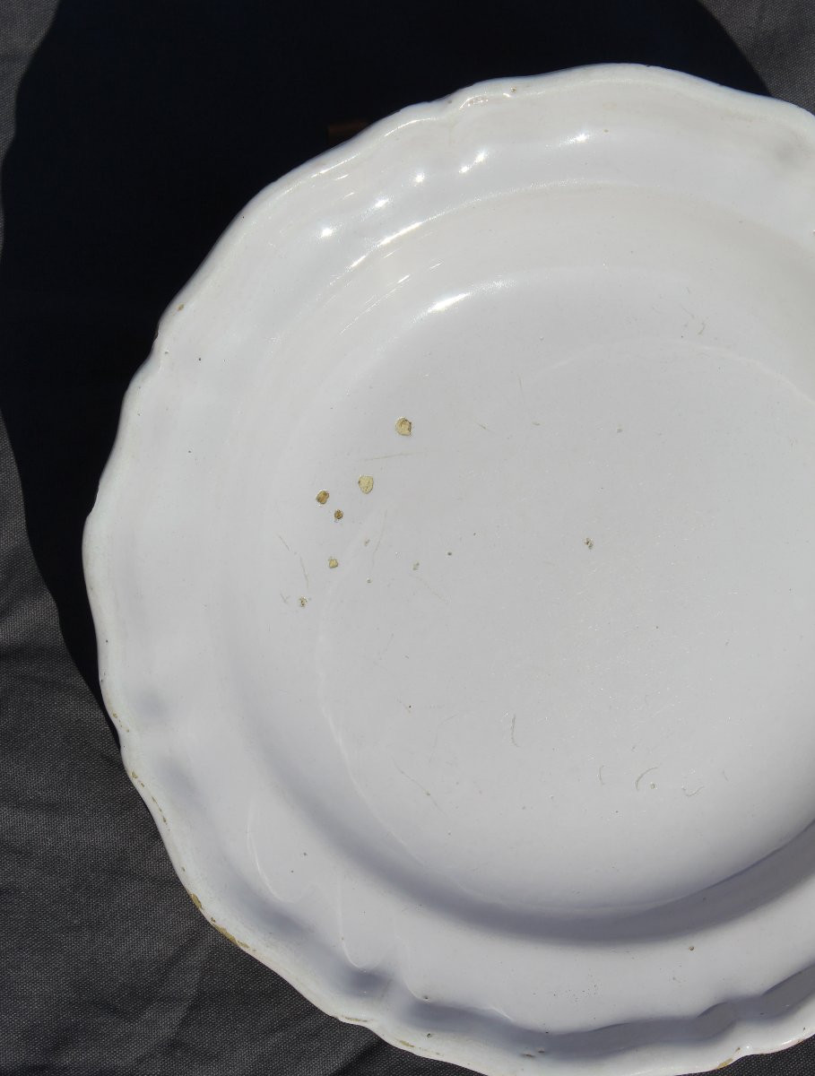Grand plat rond en faïence blanche de Moustiers 18 ème Diam = 34.5 cm-photo-2